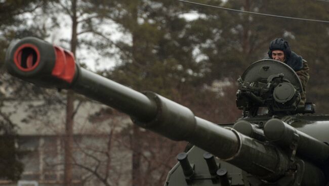 Военнослужащий на САУ Мста-С. Архивное фото