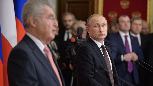 Президент России Владимир Путин (справа) и президент Австрии Хайнц Фишер на пресс-конференции по итогам встречи в Кремле
