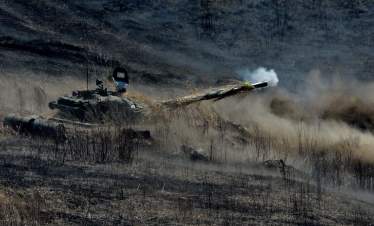 Танк Т-72 ведет огонь во время двухсторонних учений на полигоне Клерк в Приморском крае