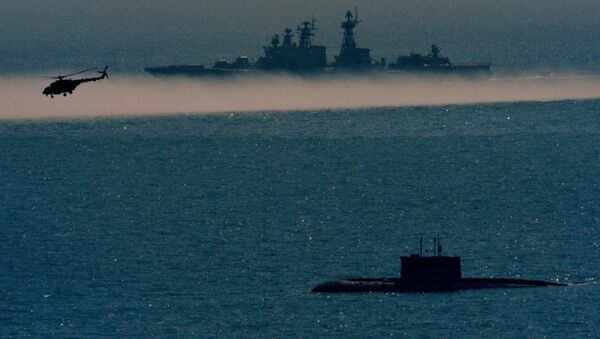 Дизельная подводная лодка проекта Варшавянка, большой противолодочный корабль Адмирал Пантелеев и вертолет Ми-8АМТШ во время двухсторонних учений на полигоне Клерк в Приморском крае. Архивное фото
