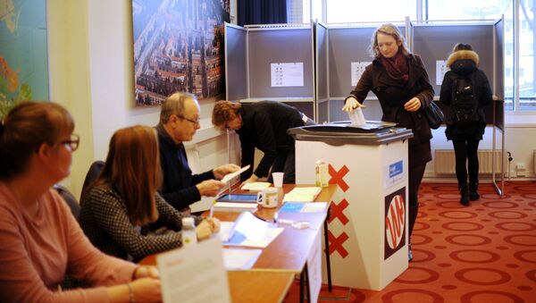 Избиратели во время голосования об ассоциации Украины с ЕС в Амстердаме. Архивное фото