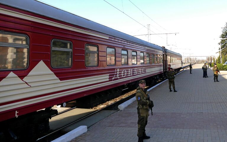 Пассажирский поезд, следующий по маршруту Ясиноватая — Квашино – Успенская, на вокзале в городе Ясиноватая