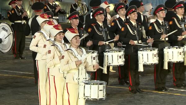 Спасская башня 2012: шоу барабанщиков и драконы на Красной площади