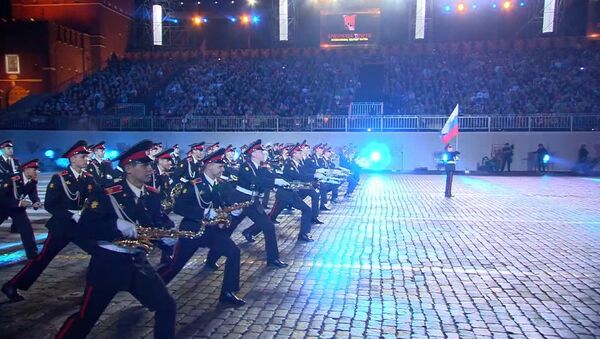 Спасская башня 2014: даосские монахи и танцующие оркестры у стен Кремля