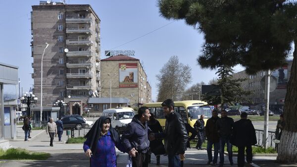 Местные жители на улицах Степанакерта, 6 апреля 2016