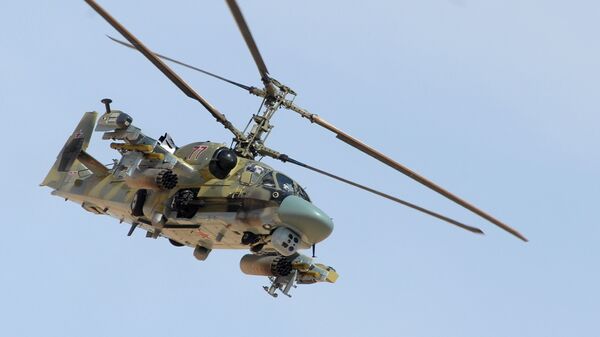 Вертолет Ка-52 Аллигатор во время боевой операции в окрестностях освобожденного от боевиков города Эль-Карьятейн