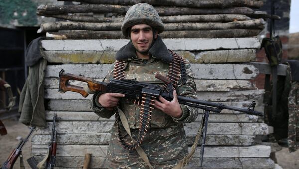 Армянский солдат позирует в зоне карабахского конфликта. Апрель 2016