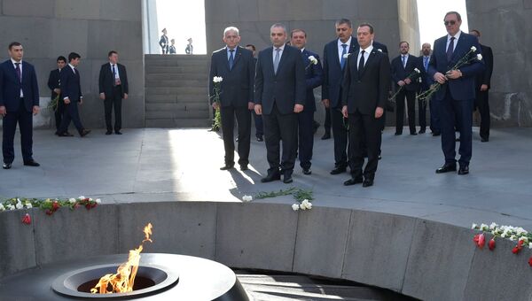 Председатель правительства РФ Дмитрий Медведев во время возложения цветов к Мемориалу памяти жертв геноцида армян