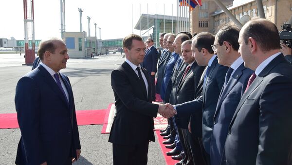 Председатель правительства РФ Дмитрий Медведев и премьер-министр Армении Овик Абраамян во время церемонии официальной встречи в аэропорту Звартноц. 7 апреля 2016. Архивное фото