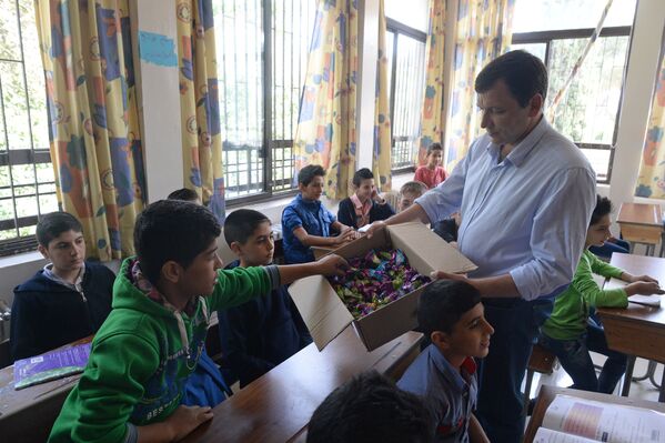 Представитель российской общественной организации Боевое братство во время посещения дамасской школы, где учатся дети погибших военнослужащих сирийской армии
