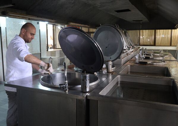 На кухне в дамасской школе, где учатся дети погибших военнослужащих сирийской армии