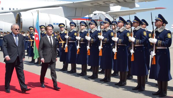 Председатель правительства РФ Дмитрий Медведев в аэропорту Баку