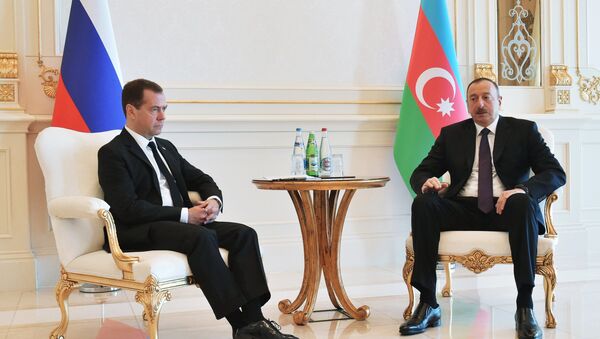 Председатель правительства РФ Дмитрий Медведев и президент Азербайджана Ильхам Алиев во время встречи. Архивное фото