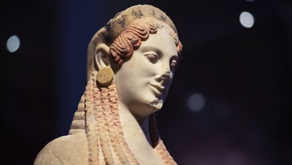 Древнегреческая скульптура Коры из Музея Акрополя на выставке Архаическая статуя Коры в Эрмитаже