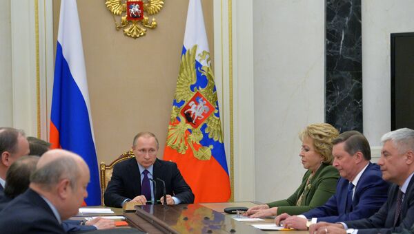 Президент России Владимир Путин проводит в Кремле оперативное совещание с постоянными членами Совета Безопасности РФ