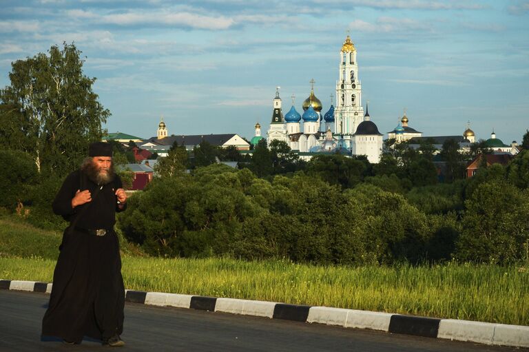 Священнослужитель неподалеку от Троице-Сергиевой лавры в городе Сергиевом Посаде Московской области, где проходит празднование 700-летия со дня рождения преподобного Сергия Радонежского