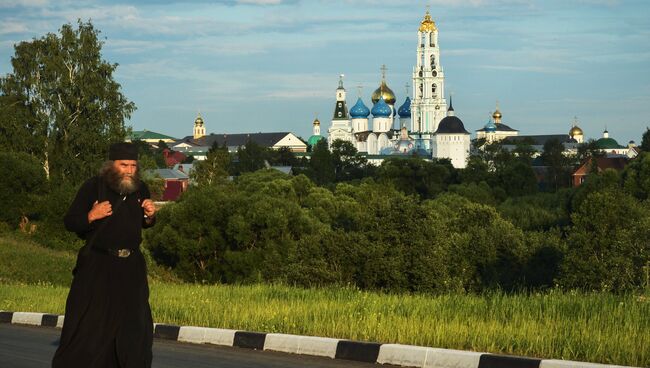 Священнослужитель неподалеку от Троице-Сергиевой лавры. Архивное фото