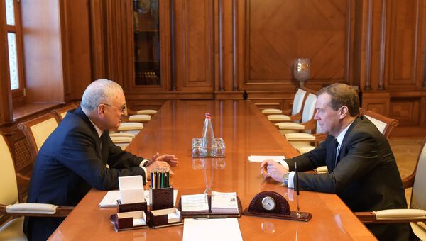 Председатель правительства РФ Дмитрий Медведев и премьер-министр Азербайджана Артур Таир оглы Раси-заде во время встречи в Баку