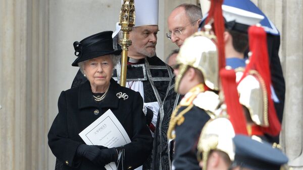 Королева Соединенного Королевства Елизавета II выходит из собора Святого Павла