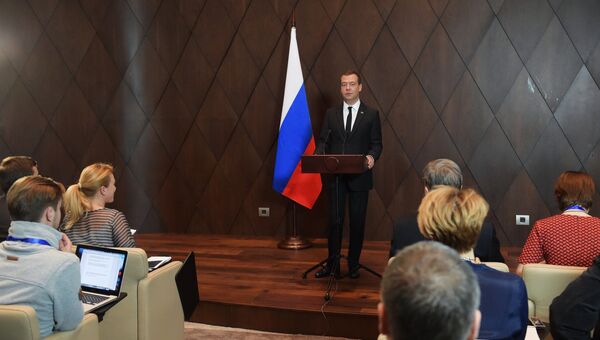 Председатель правительства РФ Дмитрий Медведев выступает перед прессой по итогам официального визита в Азербайджан.