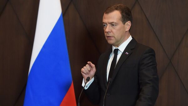 Председатель правительства РФ Дмитрий Медведев выступает перед прессой по итогам официального визита в Азербайджан