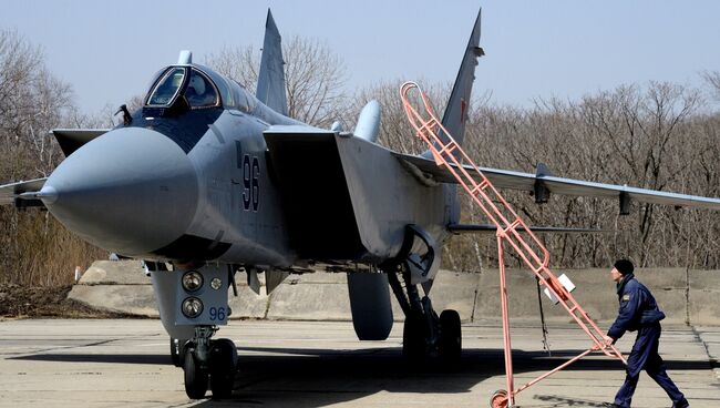 Истребитель МиГ-31БМ после полета на втором отборочном этапе окружного конкурса Авиадартс-2016 на аэродроме Центральная Угловая под Владивостоком Истребитель МиГ-31БМ после полета на втором отборочном этапе окружного конкурса Авиадартс-2016 на аэродроме Центральная Угловая под Владивостоком