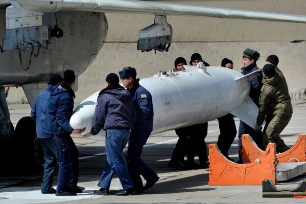 Авиационные специалисты подвешивают дополнительный топливный бак во время подготовки бомбардировщика Су-24М к полету на втором отборочном этапе окружного конкурса Авиадартс-2016 на аэродроме Центральная Угловая под Владивостоком