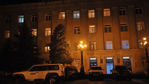 Машины ОБСЕ у здания администрации президента Нагорного Карабаха в Степанакерте