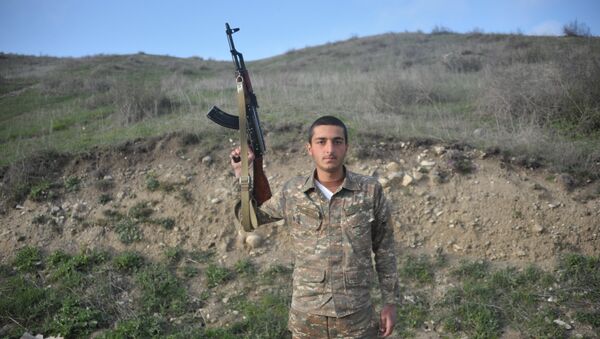 Карабахский военный на передовых позициях у линии разграничения в Нагорном Карабахе. Архивное фото