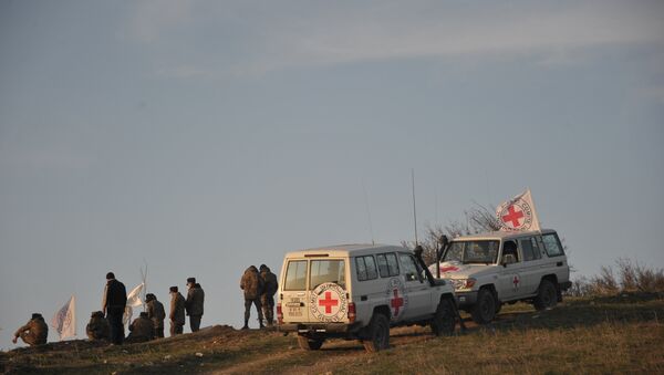 Красный крест на линии разграничения в Нагорном Карабахе, где ведется поиск тел погибших в столкновениях. Архивное фото