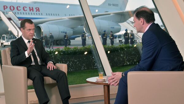 Премьер-министр РФ Д. Медведев дал интервью ведущему программы Вести в субботу С. Брилеву. Архивное фото