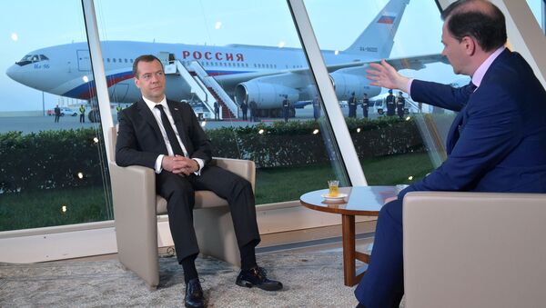 Премьер-министр РФ Д. Медведев дал интервью ведущему программы Вести в субботу С. Брилеву. Архивное фото