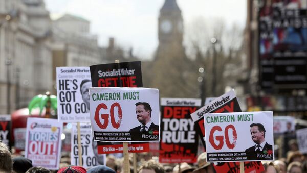 Демонстранты в Лондоне требуют отставки премьер-министра Дэвида Кэмерона, 9 апреля 2016. Архивное фото
