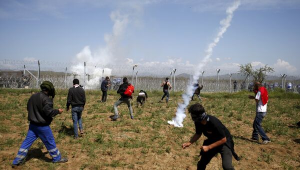 Македонская полиция применила слезоточивый газ против мигрантов на границе с Грецией, 10 апреля 2016