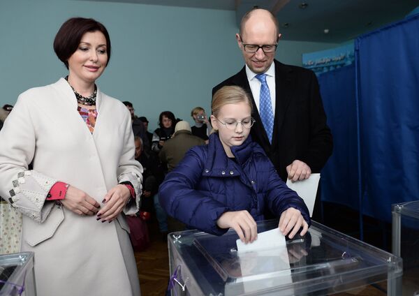 Премьер-министр Украины Арсений Яценюк с супругой Терезией и дочерью Софией голосуют на досрочных выборах депутатов парламента Украины