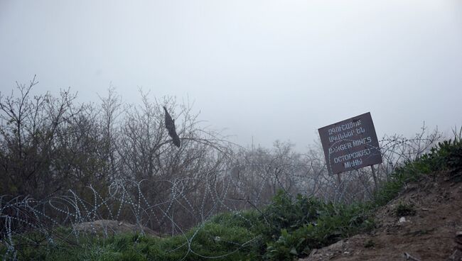 Табличка Мины на линии разграничения в Нагорном Карабахе. Архивное фото