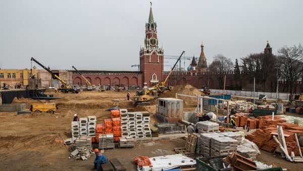 Строительные работы на месте снесенного 14-го корпуса Кремля в Москве. Архивное фото
