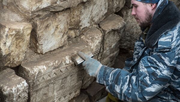 Археолог ведет раскопки