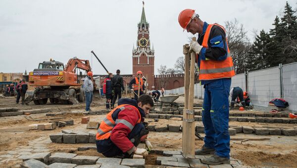Строительные работы на месте снесенного 14-го корпуса Кремля в Москве. Архивное фото