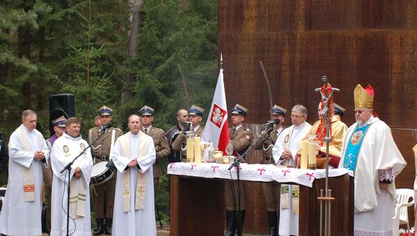 Польский епископ Антоний Дыдыч в сослужении со священниками из Польши и России совершает мессу в Катыни