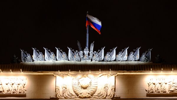 Флаг на здании министерства обороны РФ на Фрунзенской набережной в Москве