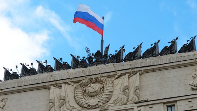 Флаг России и герб СССР. Архивное фото