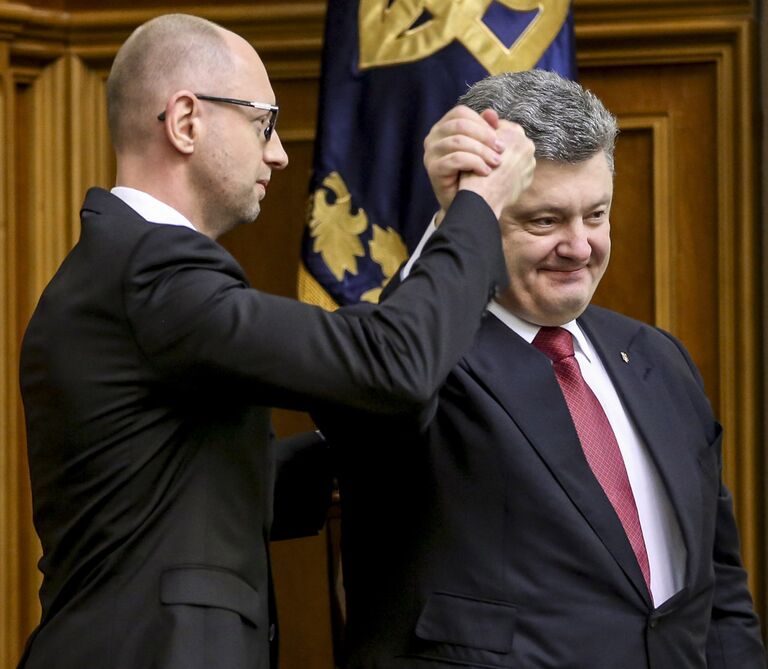 Премьер-министр Украины Арсений Яценюк и президент Украины Петр Порошенко на первом заседании новоизбранной Верховной рады Украины в Киеве Премьер-министр Украины Арсений Яценюк и президент Украины Петр Порошенко на первом заседании новоизбранной Верховной рады Украины в Киеве