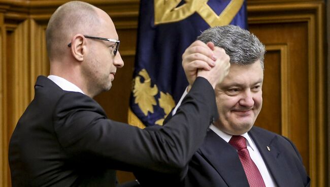 Премьер-министр Украины Арсений Яценюк (слева) и президент Украины Петр Порошенко. Архивное фото