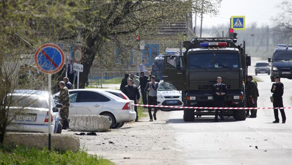 Сотрудники полиции на месте взрыва у здания ОВД в Ставропольском крае