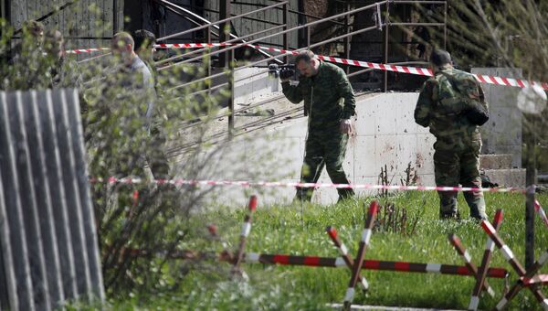 Следователи на месте взрыва у здания ОВД в Ставропольском крае