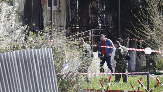 Следователи на месте взрыва у здания ОВД в Ставропольском крае