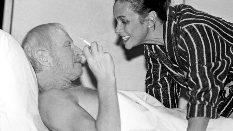 Артист Альберт Филозов и артистка Любовь Полищук в спектакле Пришел мужчина к женщине на сцене театра Школа современной пьесы Артист Альберт Филозов и артистка Любовь Полищук в спектакле Пришел мужчина к женщине на сцене театра Школа современной пьесы