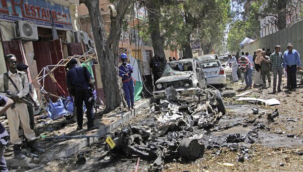 На месте взрыва возле ресторана в Сомали. 11 апреля 2016