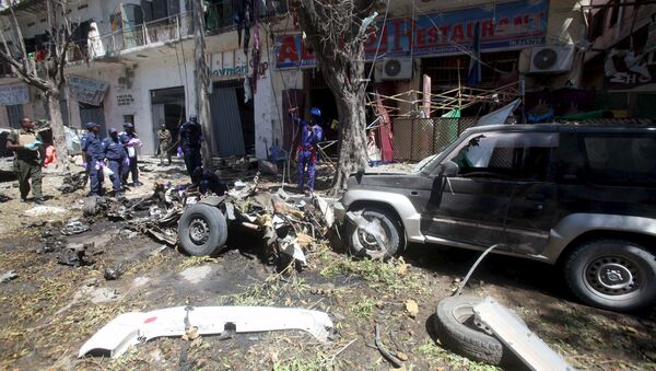 На месте взрыва возле ресторана в Сомали. 11 апреля 2016